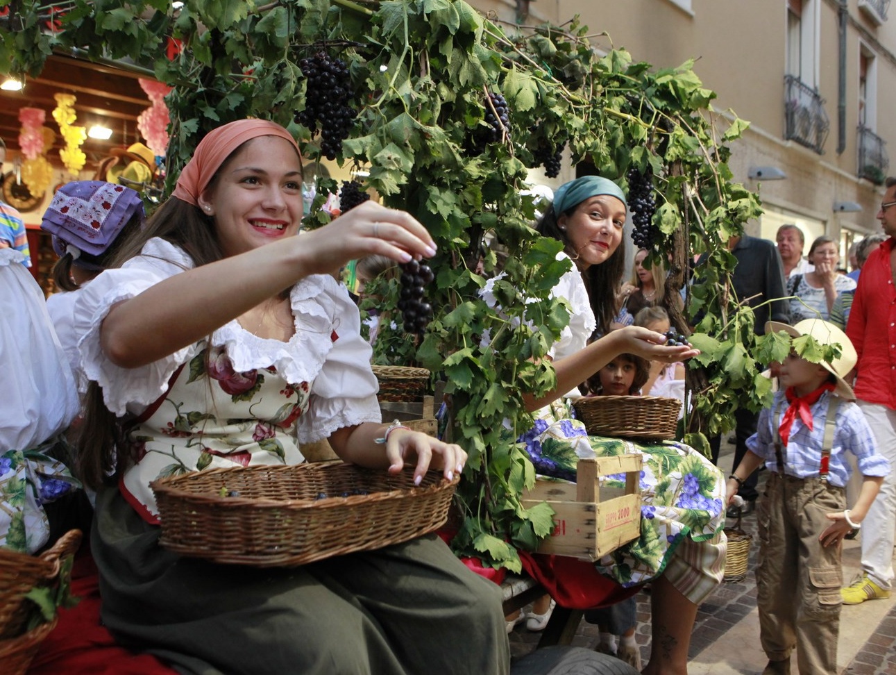 A Bardolino è tempo di festa dell uva e del vino Prima Brescia