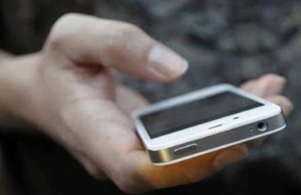 1000 “mi piace” o il bimbo cadrà nel vuoto