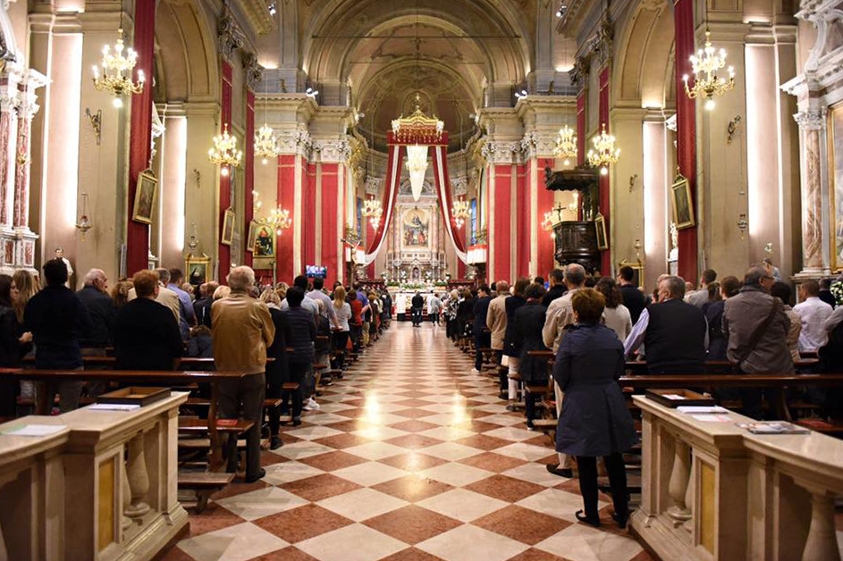 Arabo entra in chiesa con una valigia e urla al sacerdote