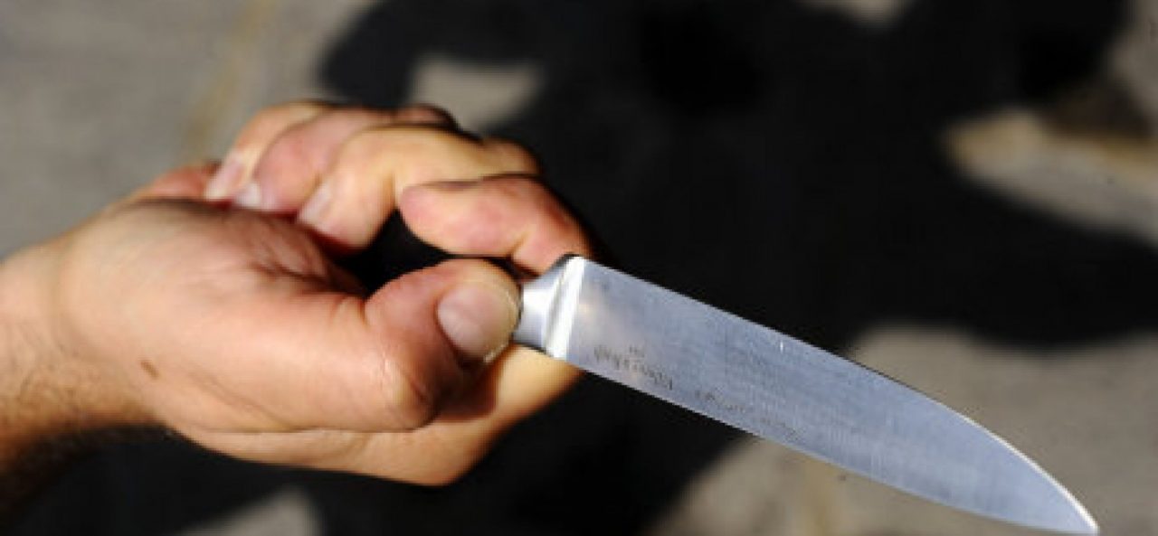 Aggredisce la madre con un coltello