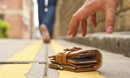 17enne trova 7mila euro, li riconsegna in caserma