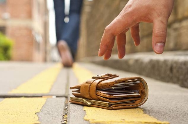 17enne trova 7mila euro, li riconsegna in caserma