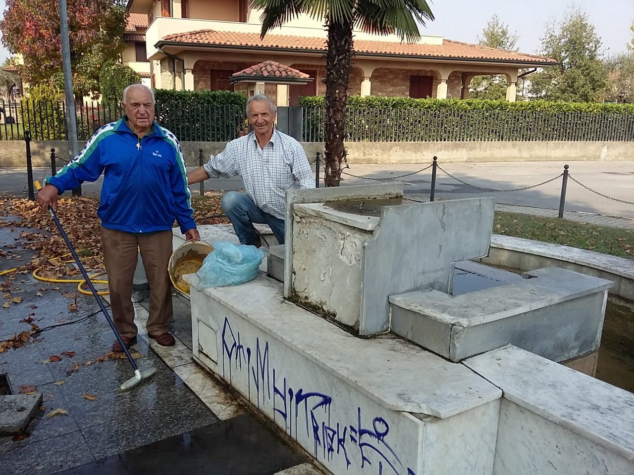 Baby vandali distruggono una fontana