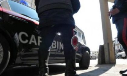 21enne prende a calci auto della pattuglia: in manette