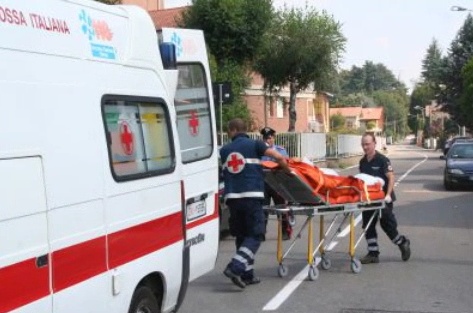 23enne travolge una coppia. Lei è incinta.