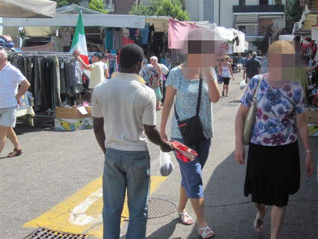 Accattonaggio molesto i cittadini sono stanchi