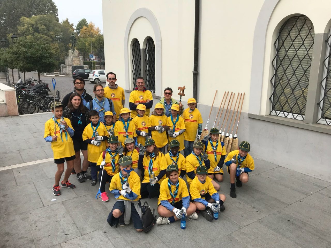 I volontari puliscono la città