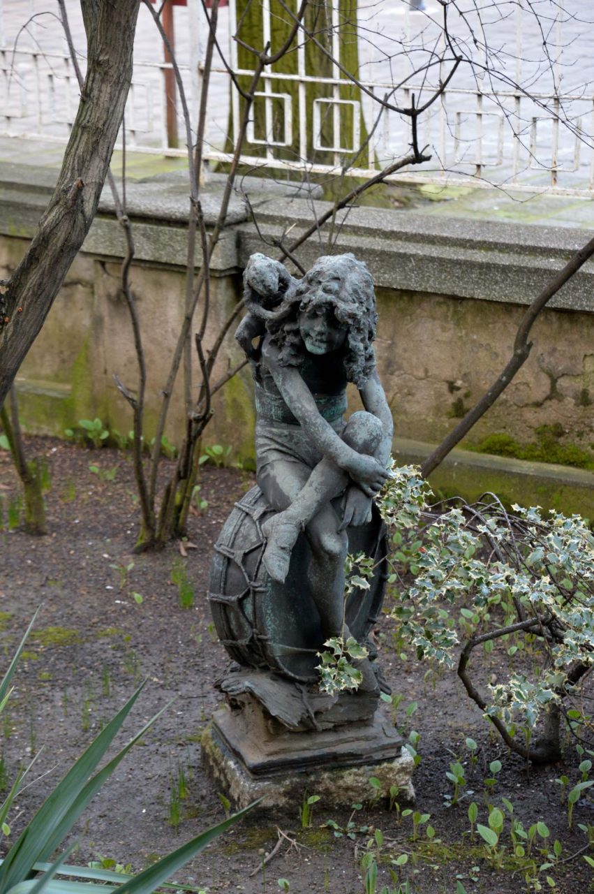 Rubata statua di valore da una villa