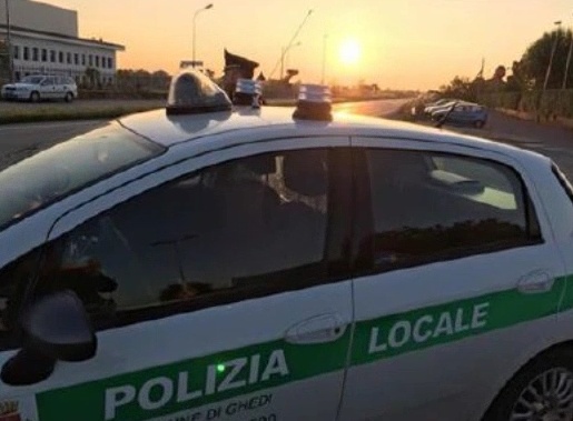 34enne ubriaco gira con un machete