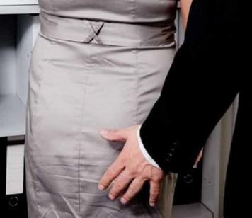 35enne palpeggiata al supermercato