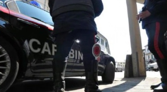 50enne asolano litiga con la moglie e aggredisce i militari