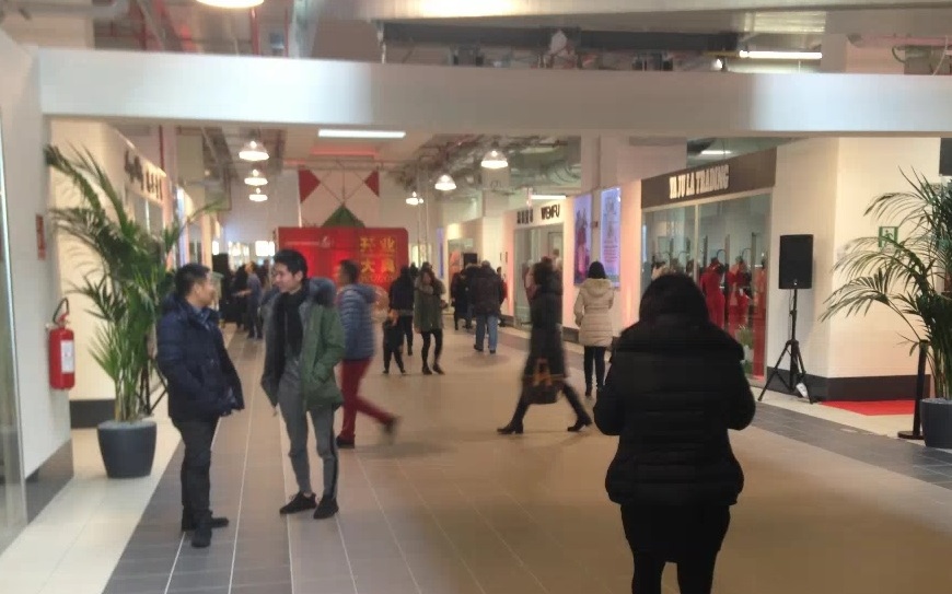 ALTRO CHE COMUNISTI E CATTOLICI: VOGLIAMO I CENTRI COMMERCIALI APERTI ANCHE A NATALE E CAPODANNO