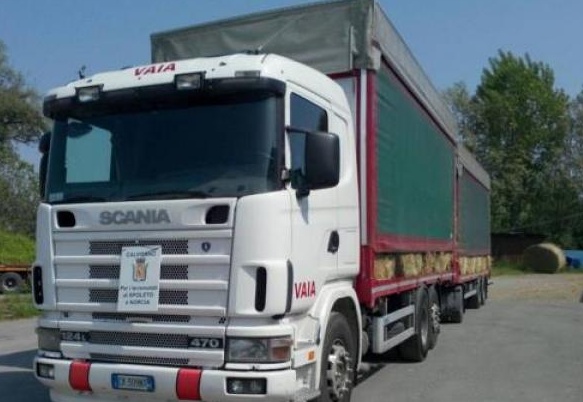 Agricoltori donano balle di fieno ai terremotati