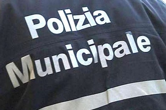 Alla guida ubriaco provoca un incidente: grave una donna