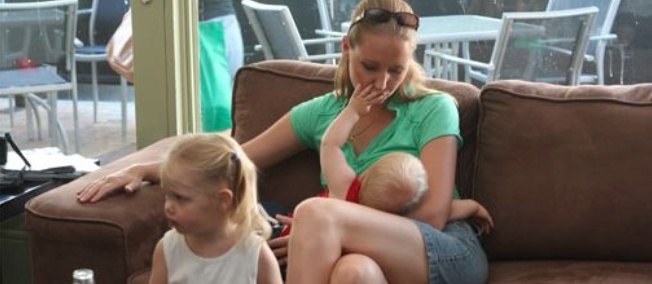 Allatta il neonato al bar: è polemica