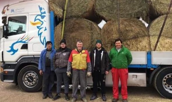 Allevatori donano balle di fieno ai terremotati