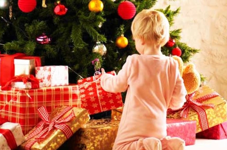 Bimbi Che Aprono I Regali Di Natale.Il Natale Dei Lombardi Costera In Media 259 Euro A Persona Prima Brescia