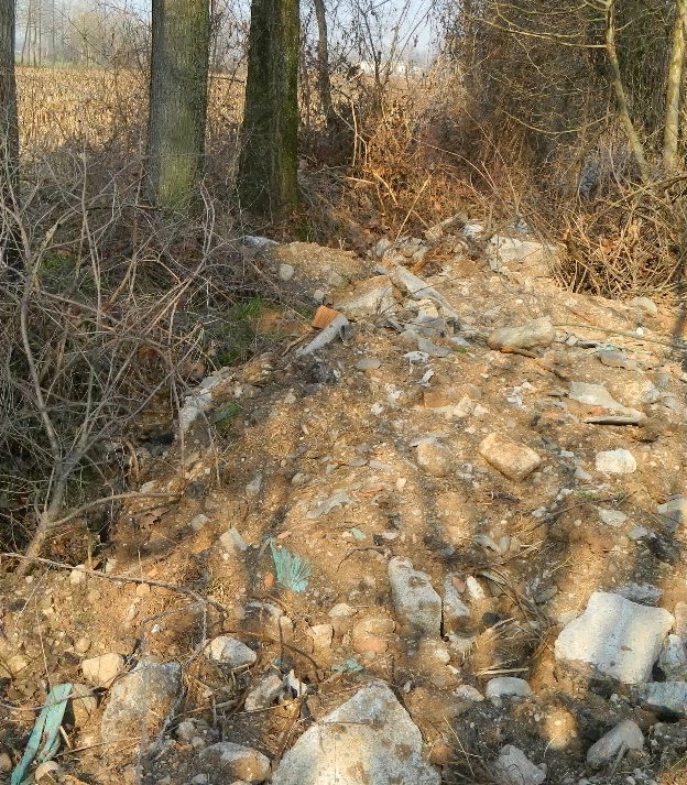 Amianto e cemento nel canale: discarica a cielo aperto