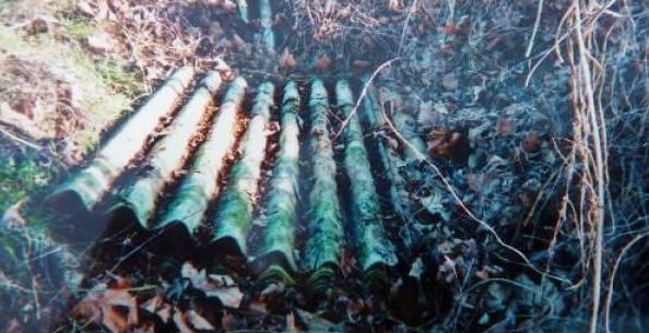 Amianto e cemento nel canale: discarica a cielo aperto