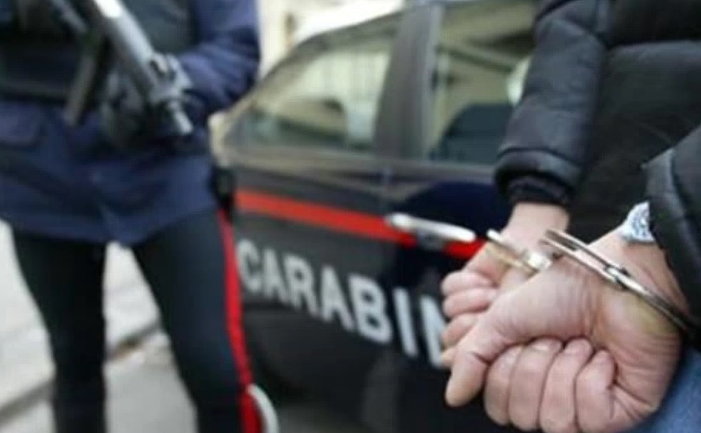 Rapine ai coetanei minacciandoli con coltellli, ora in arresto