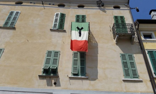 Asola. Tricolore a lutto per le vittime di Dacca