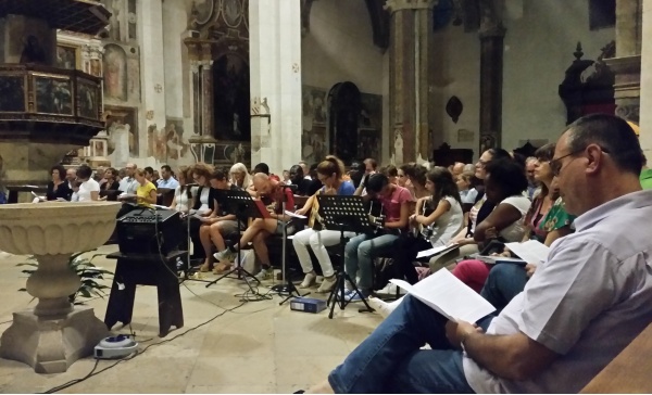 Asola, chiesa gremita per la veglia della pace