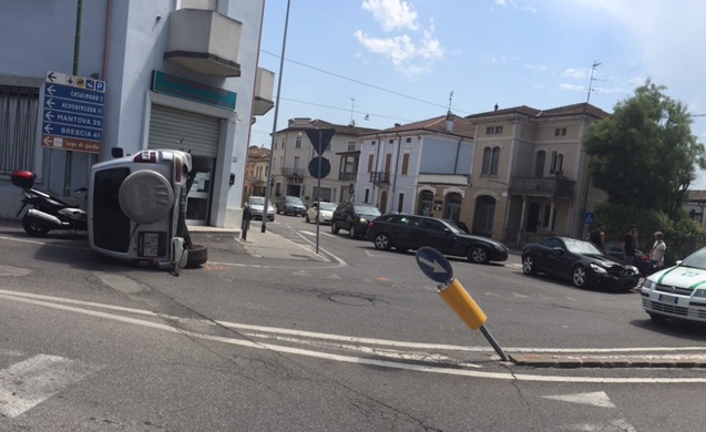 Asola: incidente in rotonda direzione Circonvallazione Ovest