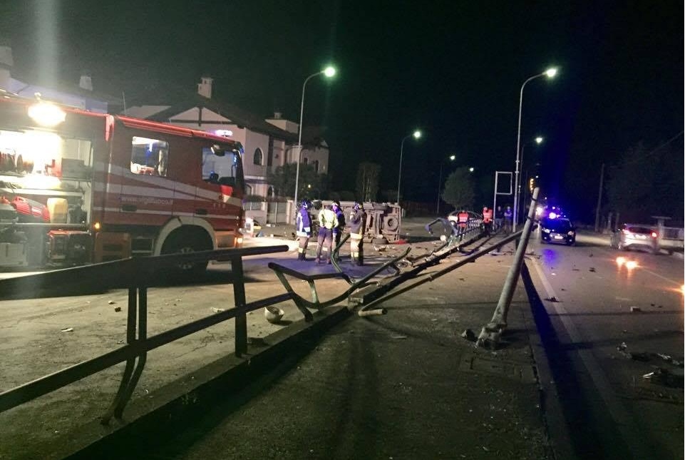 Asola, sfiorata la tragedia: giovane 30enne si schianta contro il palo della luce