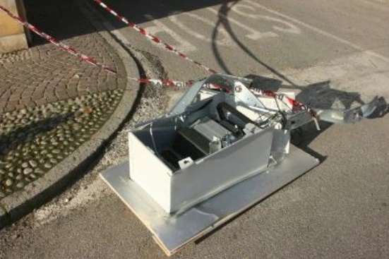 Assalto col botto al bancomat