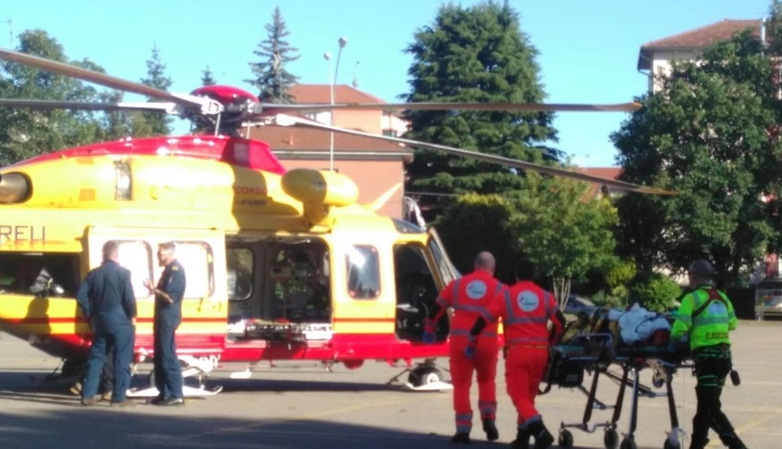 Auto contro camion, sorpasso azzardato