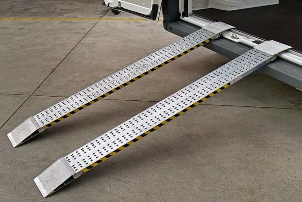 Auto danneggiate sulla Corda Molle, si cerca il colpevole