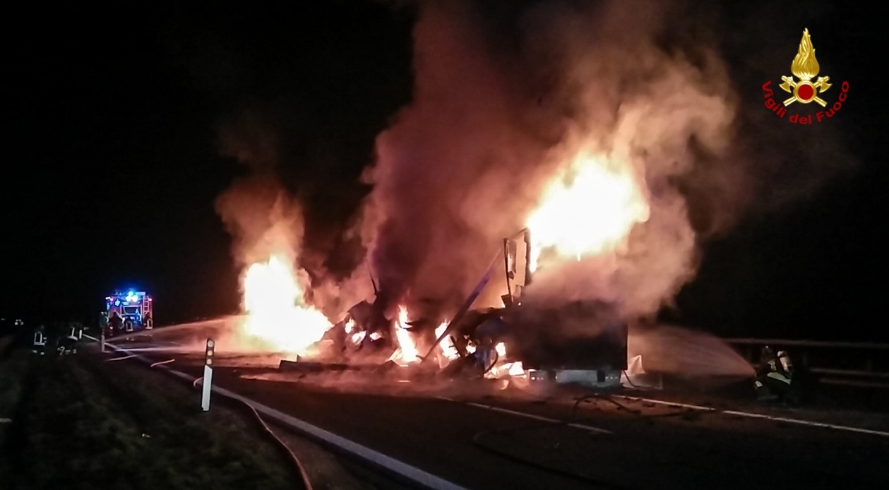 Autoarticolato in fiamme, paura in A22 – Le FOTO