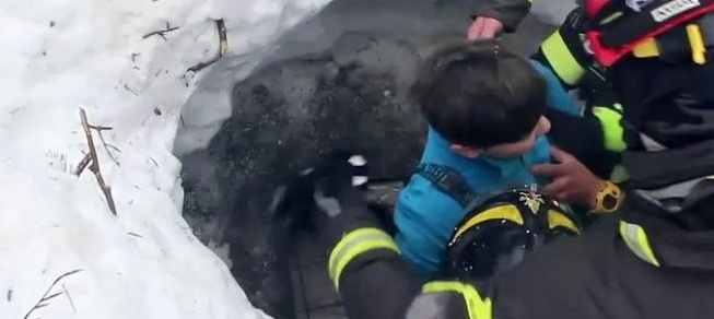 Bambine, il terremoto è solo uno scherzo…