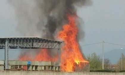 Incendio Novagli, al lavoro decine di pompieri