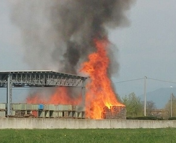 Incendio Novagli, al lavoro decine di pompieri