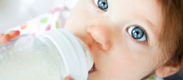 Biberon, pannolino, passeggino. Come e quando farglieli lasciare