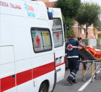 Bimba investita davanti alla scuola