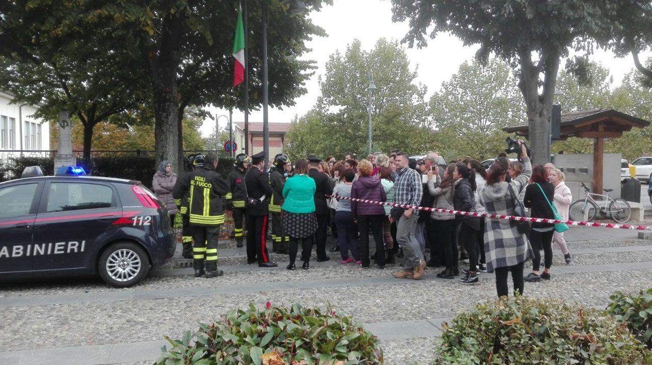 Bimbi si sentono male a scuola per la puzza