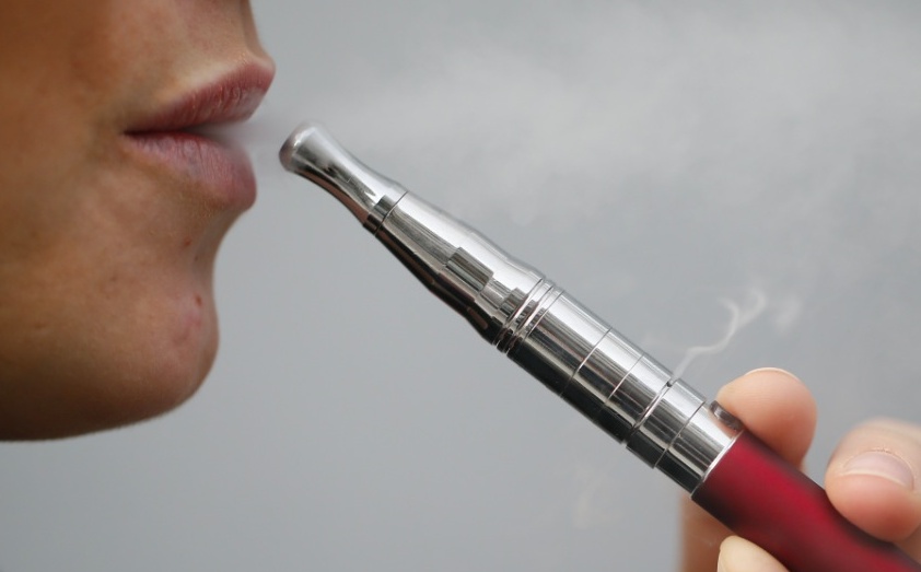 Bocche a rischio: afte e ulcere per chi usa la sigaretta elettronica