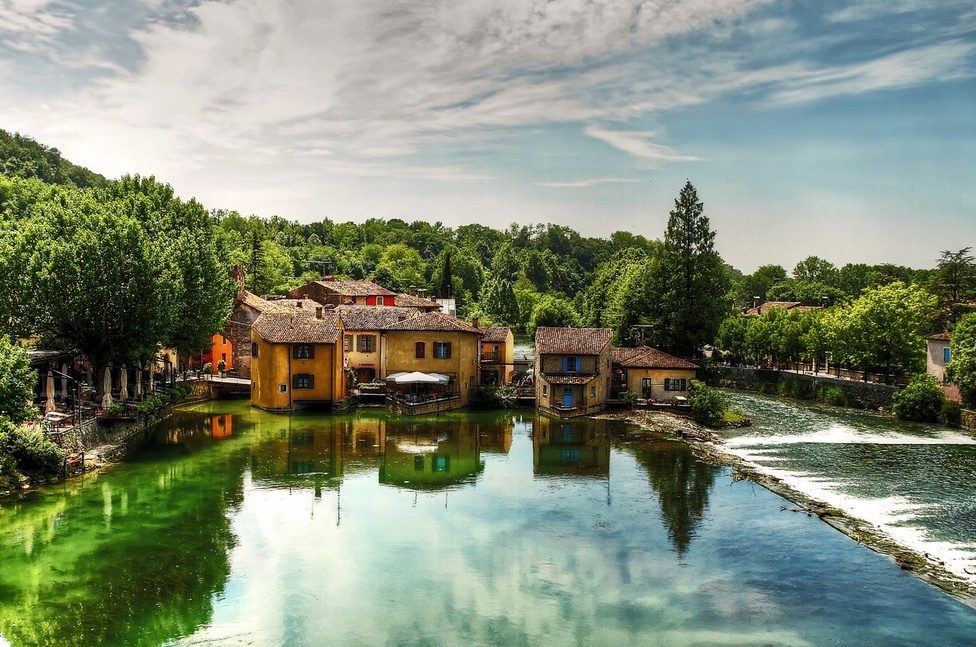 Borghetto, inaugurato il nuovo ponte di legno