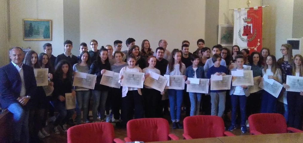Borse di studio, il Comune ha premiato i migliori studenti del paese