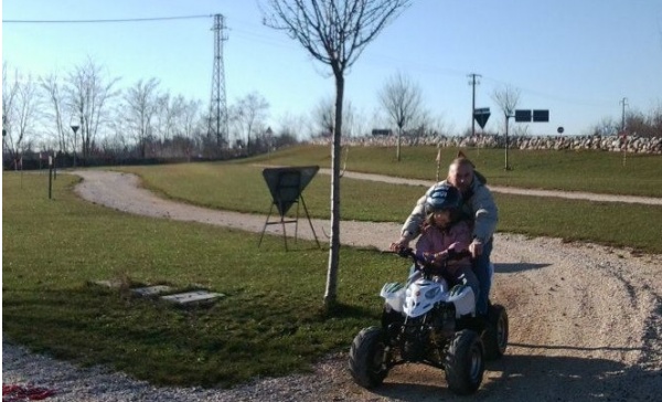 Bregoli: «Dov’è la concessione edilizia?»