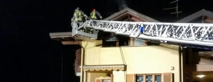 Brucia il tetto di una casa: tutti salvi