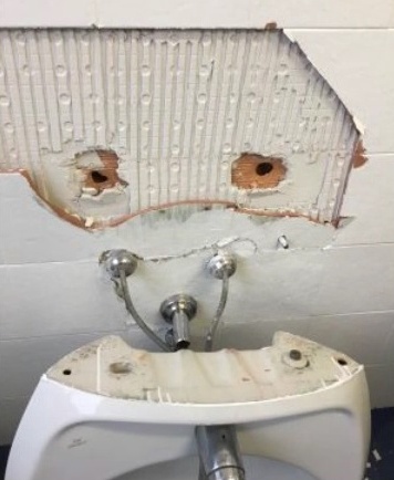 CROLLA UN LAVANDINO, PER FORTUNA NESSUN FERITO