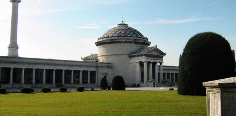 Cade nella tomba, donna trasportata al Poliambulanza