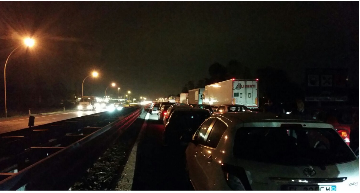 Calcinacci dal cavalcavia, coda chilometrica in A4