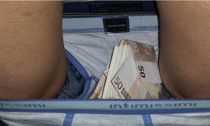 Cammina strano: negli slip del pusher tanti soldi