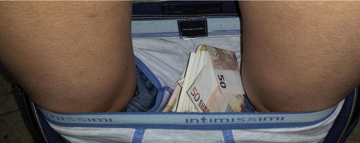 Cammina strano: negli slip del pusher tanti soldi