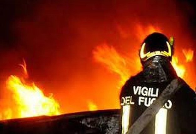 Campo nomade a fuoco, distrutta una baracca