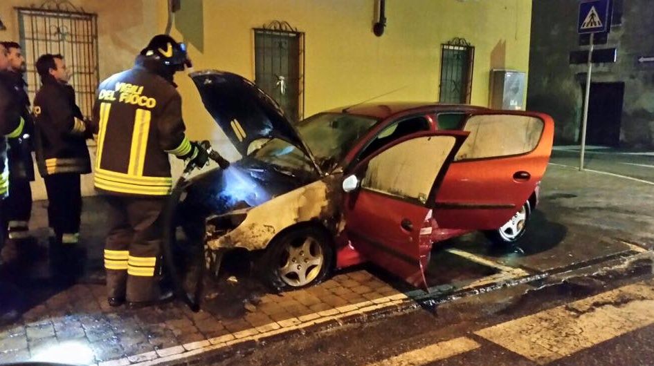 Carpenedolo, auto in fiamme in via Deretti